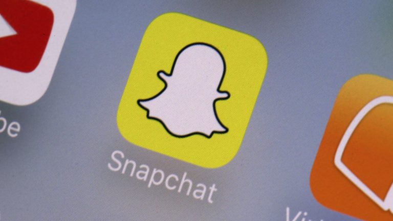 Snapchat: Künftig mehr Privatsphäre beim Teilen von Standorten Snapchat-Logo auf Smartphone