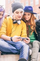 Jugendliche mit Smartphone