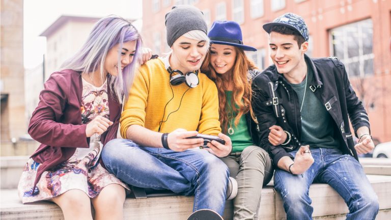 Jugendliche mit Smartphone