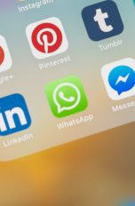 iPhone mit WhatsApp-Logo