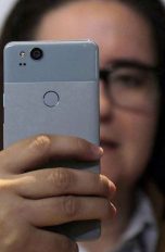 Frau mit Google Pixel 2