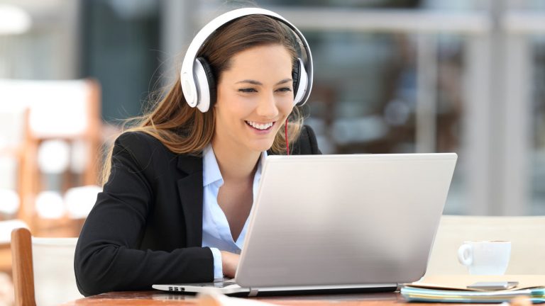 Frau nutzt Skype-Videochat am Laptop