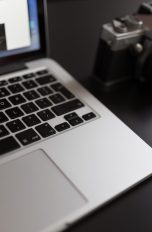 Fotograf überträgt Bilder auf den PC