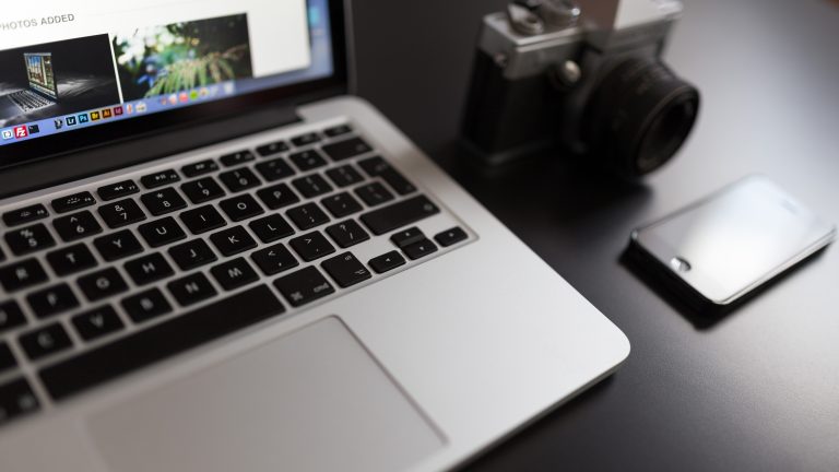 Fotograf überträgt Bilder auf den PC