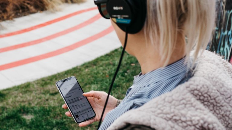 Frau nutzt Apple Music auf iPhone