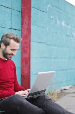 Mann spielt an Laptop