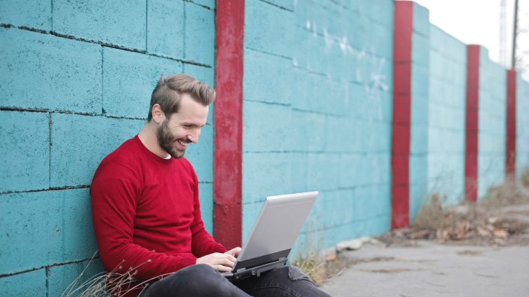 Mann mit Laptop Mann spielt an Laptop