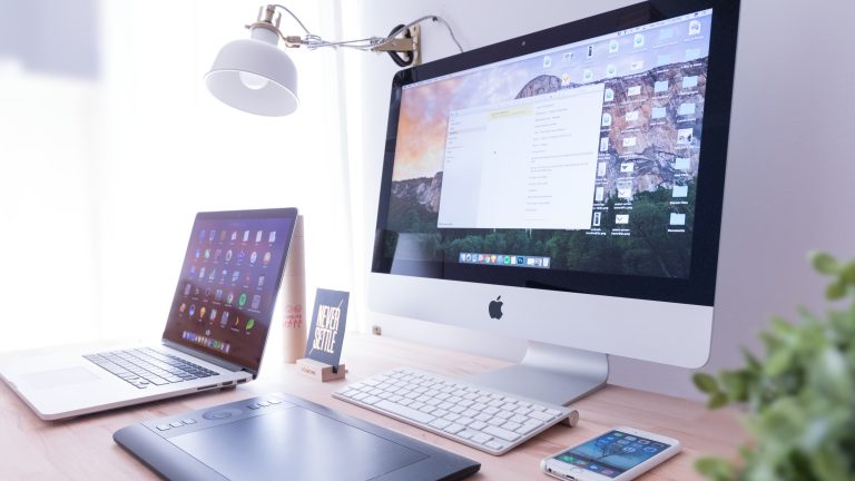 geöffnete Fenster auf Mac-Bildschirm