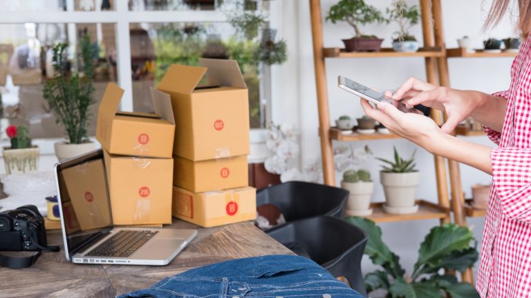 Kleidung über Flohmarkt-Apps verkaufen
