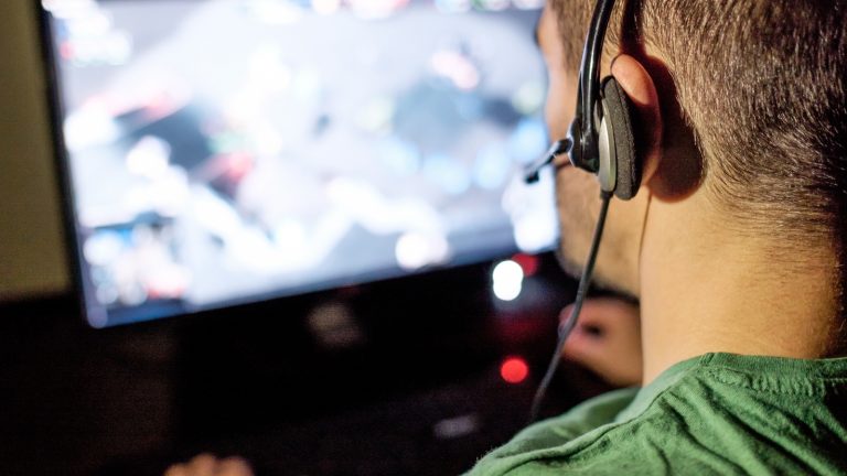 Mann beim Gaming am PC