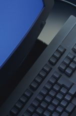 Sicht von oben auf einen Röhren-Monitor mit Tastatur und Maus auf dem Tisch