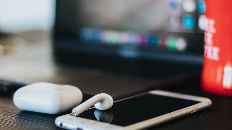 iPhone mit AirPods iPhone mit AirPods