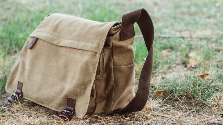 Messenger Tasche steht auf dem Rasen