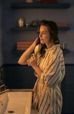 Frau vorm Philips Hue Adore Bathroom