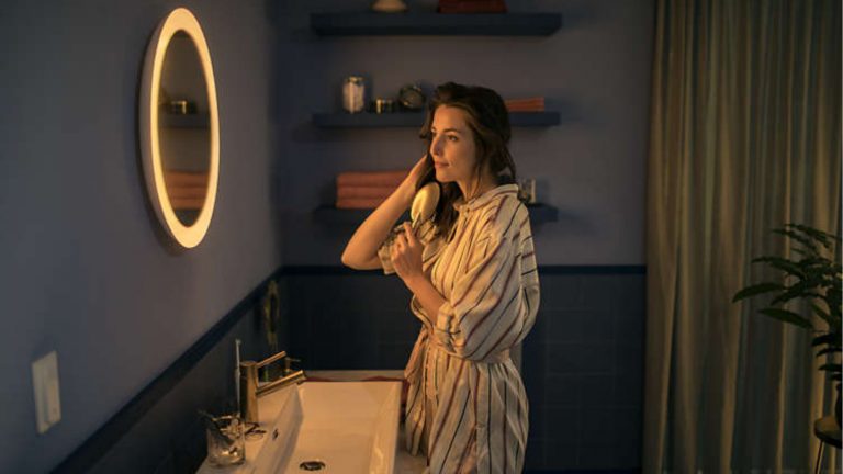 Frau vorm Philips Hue Adore Bathroom