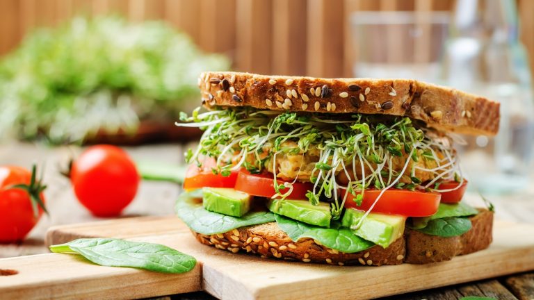 Sandwichtoaster mit Backpapier auslegen