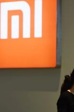 Xiaomo-Logo und -Userin
