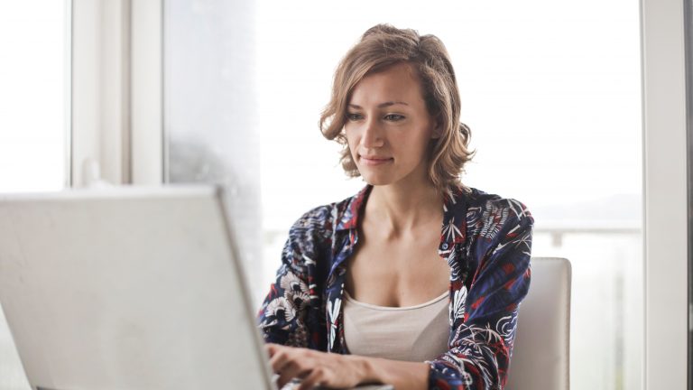 Frau mit Notebook