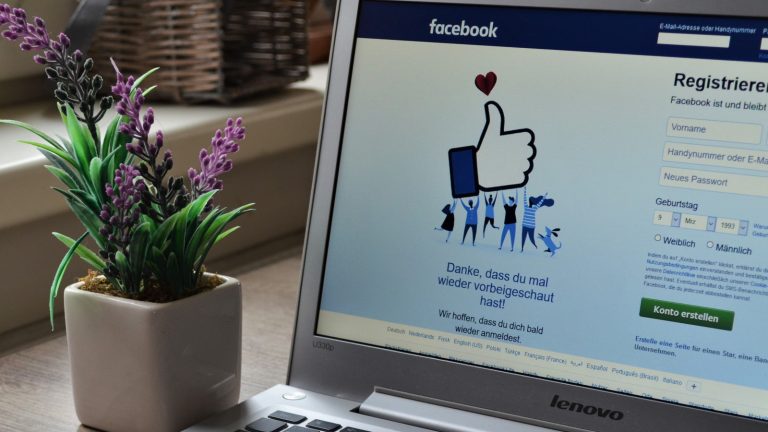 Login-Seite Facebook auf Laptop