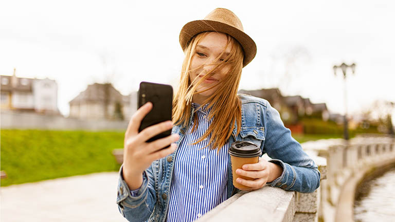 Frau mit Smartphone