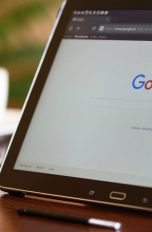 Samsung Tablet mit S Pen liegt auf Tisch