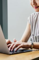 Frau surft mit Firefox-Browser