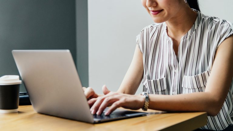 Frau surft mit Firefox-Browser