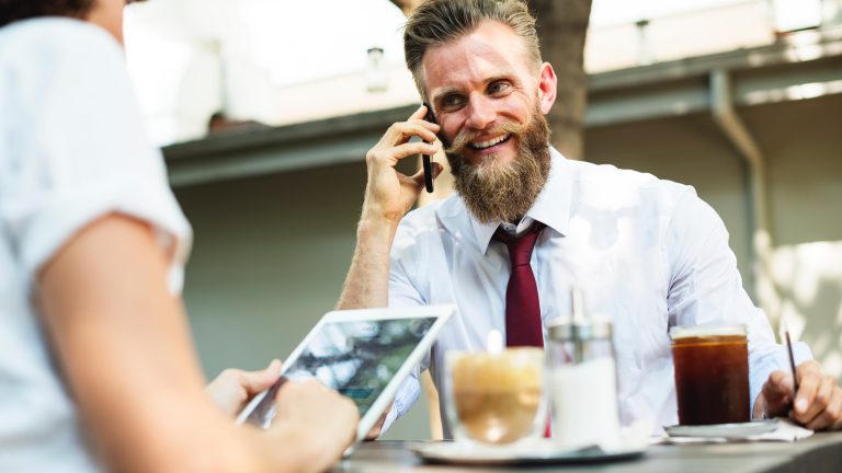 Mann beim Telefonieren Man telefoniert mit Smartphone