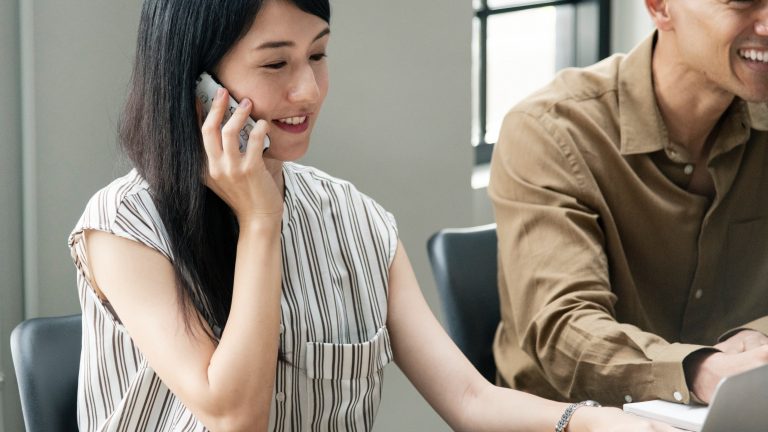 Frau beim Telefonieren Frau telefoniert im Meeting