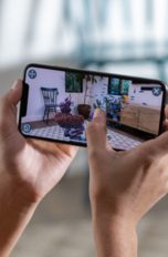 Frau mit iPhone Xs Max