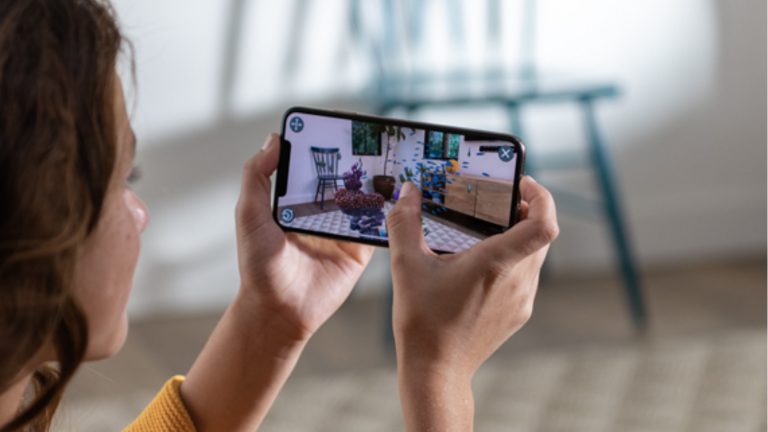 Frau mit iPhone Xs Max