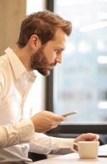 AirPower-Pendant: Belkin kann, was Apple nicht schafft Mann am Computer