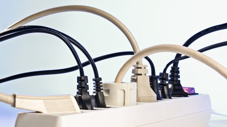 Mehrfachstecker mit Steckern ordnen Mehrfachstecker mit Steckern ordnen
