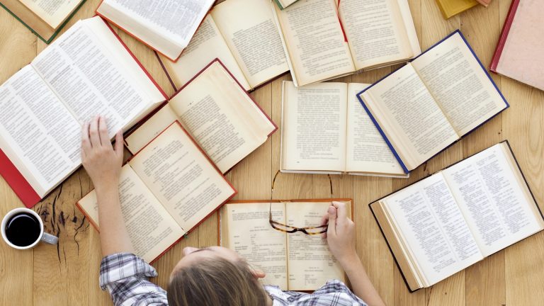 Bücher lesen und lernen ohne Ablenkung vom Smartphone Bücher lesen und lernen ohne Ablenkung vom Smartphone