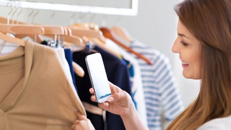 Frau fotografiert mit Mode-App ihre Kleidung