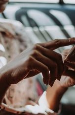 Frau tippt auf Smartphone