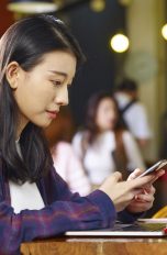 Junge Frau benutzt App zum Deutschlernen