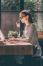 Frau verbirgt IP-Adresse am Windows-Laptop