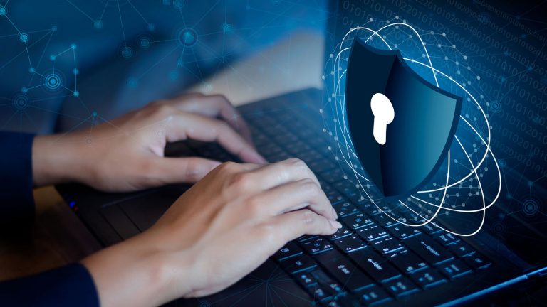 Ip-Adresse verbergen: Anonym im Internet unterwegs Mann surft auf verschlüsseltem Laptop
