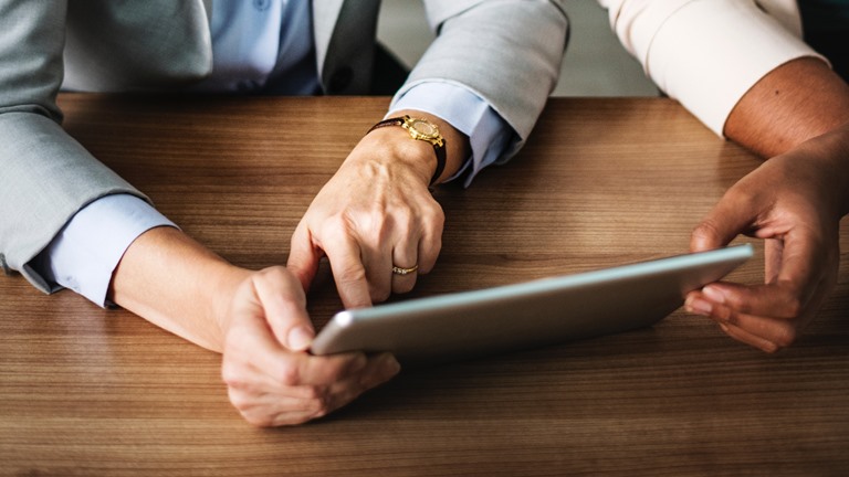 Zwei Frauen am Tablet