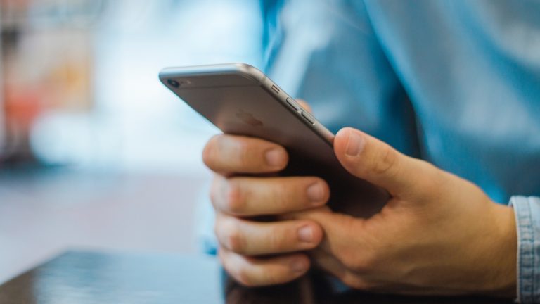 Mann mit Handy Mann mit Handy