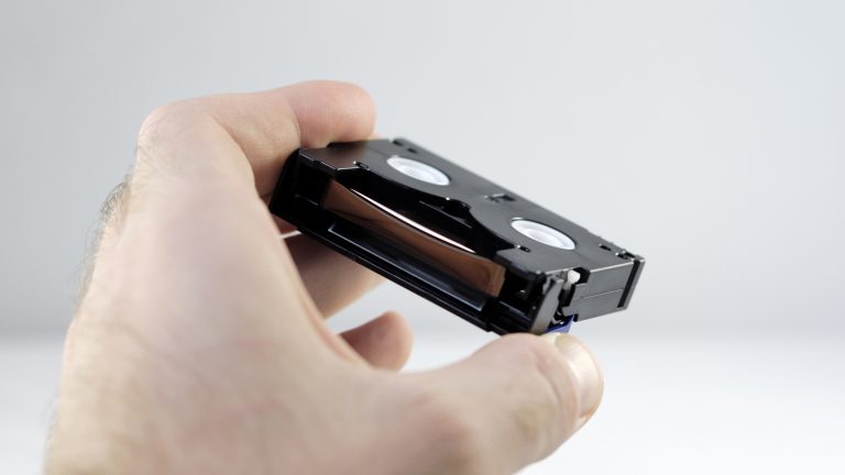 MiniDV wird in der Hand gehalten und anschließend am PC digitalisiert MiniDV wird in der Hand gehalten und anschließend am PC digitalisiert