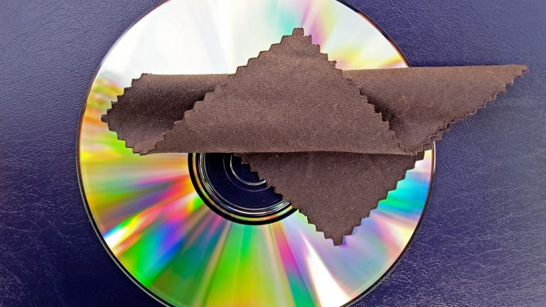 Disc-Reinigungstuch auf Spiele-Disc Disc-Reinigungstuch auf Spiele-Disc