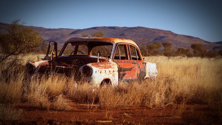 Altes Auto wird durch eine Vignette mit Photoshop noch stärker im Vintage-Stil dargestellt Altes Auto wird durch eine Vignette mit Photoshop noch stärker im Vintage-Stil dargestellt