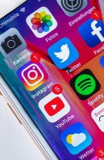Smartphone mit Facebook, Instagram, Twitter