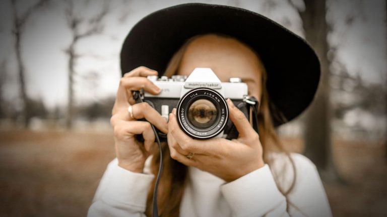 Foto von fotografierender Frau mit Vignettierung durch Photoshop verschönert Foto von fotografierender Frau mit Vignettierung durch Photoshop verschönert