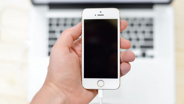 iPhone per Lightning-Kabel mit MacBook verbinden, um Display zu spiegeln iPhone per Lightning-Kabel mit MacBook verbinden, um Display zu spiegeln