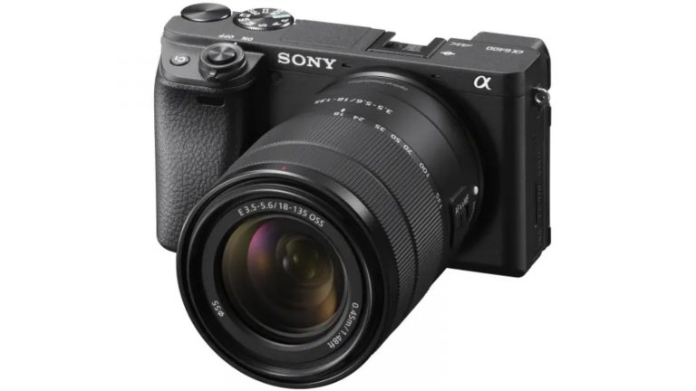 Sony Alpha 6400 von schräg vorn