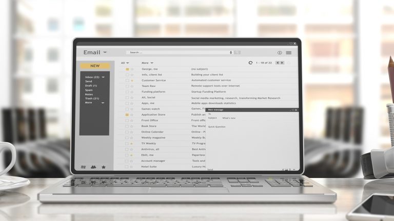 Windows 10 Schrift unscharf: Laptop-Bildschirm zeigt E-Mails