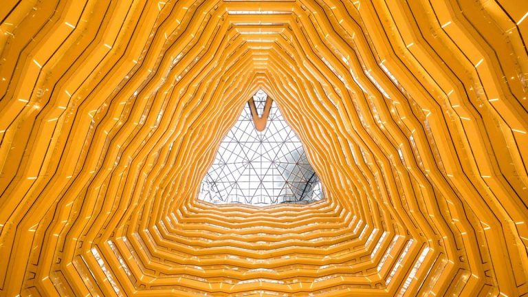 Abstrakte Fotografie: Architektonische Strukturen Abstrakte Fotografie von Hochhaus-Atrium aus ungewöhnlicher Perspektive